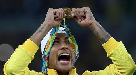 Neymar enseña la medalla de oro