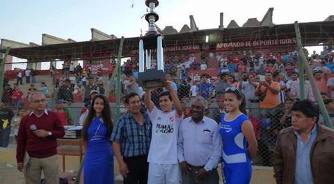 Capitàn del Orellana, Tristàn Lobo levanta orgulloso el trofeo de campeón