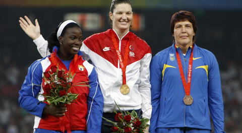 Yarelys Barrios, primera de la izquierda, celebra con la medalla de plata