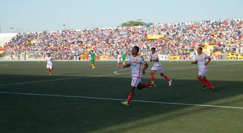 Sauñe  del Grau corre como loco para celebrar su gol.