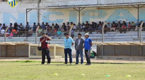El técnico Lizandro Barbarán en pleno estadio Muncipal 