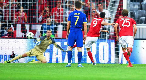 Robert Lewandowski marca de penal el primero del Bayern