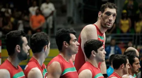 El gigante jugador de voleibol iraní de 2,46 metros  que sorprende en los Paralímpicos