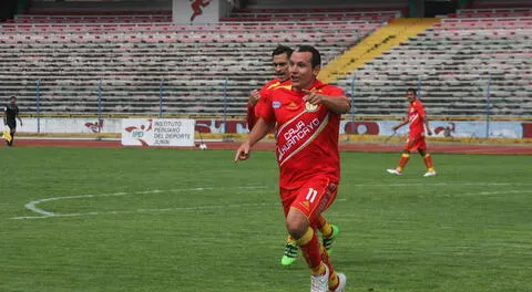 Festejo por su gol, el pirmero del Huancayo en la goleada 3-0 a la San Martín