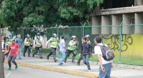 Crisis en Venezuela: miles de estudiantes se enfrentan a la policía en Caracas y otras ciudades