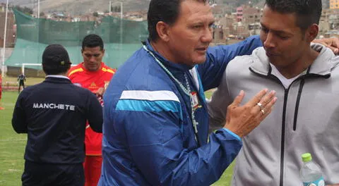 Carlos Leeb, DT Ayacucho se saluda con el asistente técnico del Huancayo