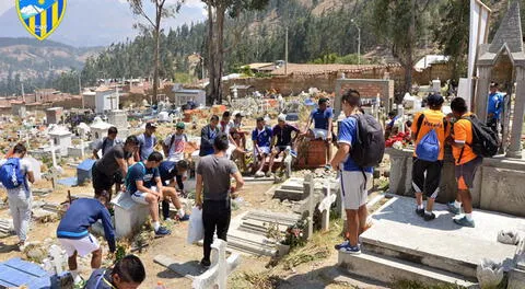 Los jugadores y comando técnico del Sport Rosario rezan en la tumba de su presidente Lombardo Mautino