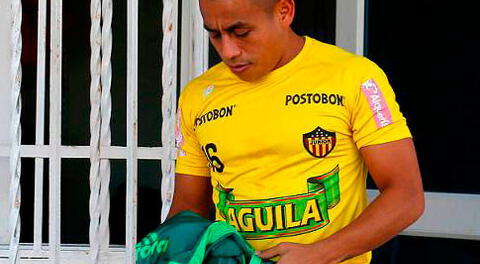 Hernández de Junior intercambio camiseta con Neto