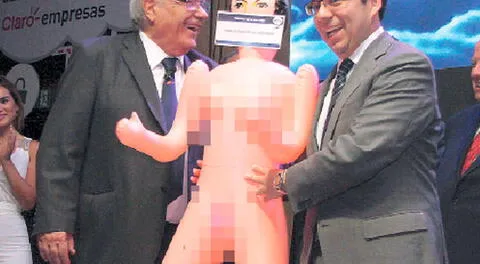 Escándalo por muñeca inflable que regalaron a ministro