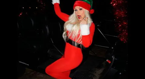 Christina Aguilera arranca suspiros al lucirse como sexy asistente de Santa Claus