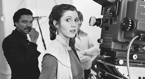Actriz no tenía ni veinte años cuando aceptó ser la princesa Leia, papel que la hizo famosa