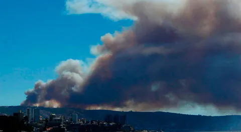 Más de 40 casas destruidas por incendio forestal en Valparaiso