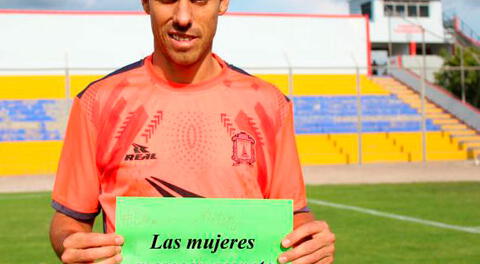 Carlos Orejuela portando un cartel en su apoyo a las mujeres