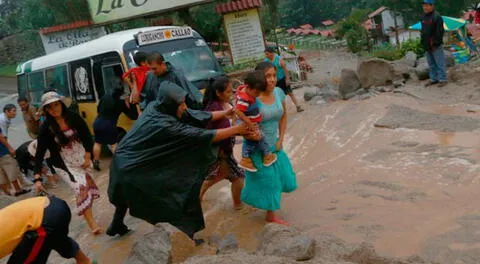 Vecinos quedan atrapados en techos tras desborde del río Huaycoloro