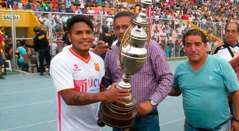 Orgulloso el capitán de Grau. Edson Panta  alza el trofeo de campeón distrital de Piura
