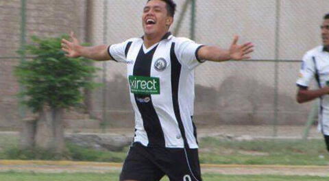 Gerson Panduro del Sport Victoria celebra uno de sus goles en la victoria 4-1 ante Willy Serrato