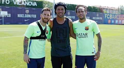Ronaldinho posa junto a Messi y Neymar