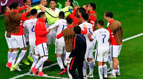 Los jugadores de Chile cargan a su compañero Bravo el héroe de la clasificación a la final de la Copa Confederaciones. FOTO: EFE