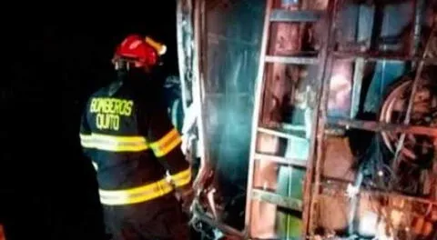 Autobús se incendió tras despistarse de la ruta en la que iba a causa de un choque