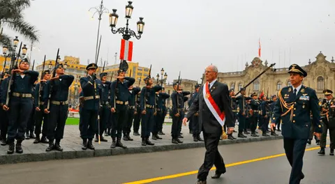Presidente PPK caminó lentamente hacia la Catedral de Lima dando inicio a las Fiestas Patrias
