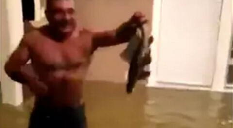Huracán Harvey: Hombre atrapó un pez dentro de su vivienda inundada [VIDEO]