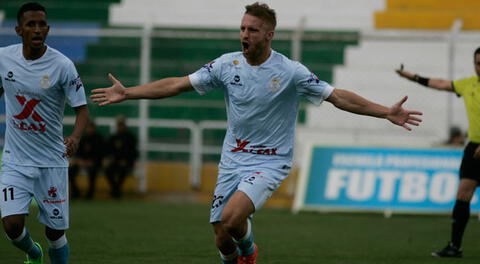 Festejo de Danilo Carando por su gol  en la victoria 2- 0 ante Ayacucho