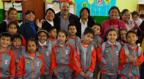 Carmen de la Legua: donan uniformes y mochilas a escolares