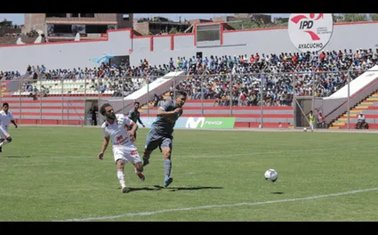 Gonzales Vigil estuvo con la mecha prendida anotó tres goles. FOTO: Prensa Ayacucho