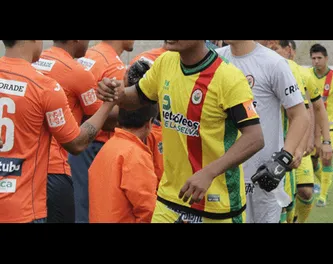 Lee Andonaire saludando a los jugadores del César Vallejo. FOTO: Segunda División