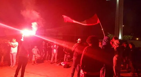 Trujillo: con banderazo hinchas continúan festejo por clasificación