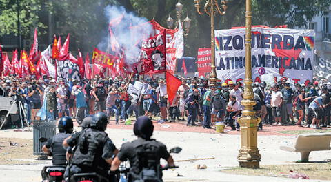 Plaza del Congreso queda arrasada por los enfrentamientos.