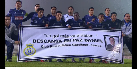 Garcilaso salió con una banderola en homenaje a Daniel Peredo. No le fue bien el partido y cayó 2-0 con Cantolao
