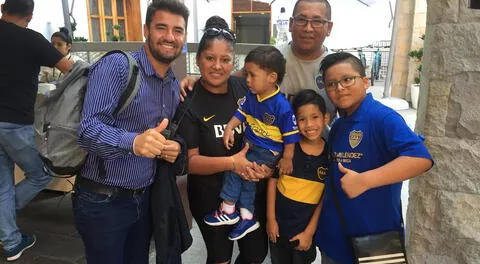 Riquelme y Tevez junto a sus padres y su hermano Rodrigo