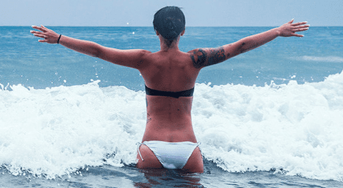 Una turista fue arrastrada por una ola gigante al tratar de tomarse un selfie en una playa de Honduras