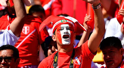 Hinchada blanquirroja recibió como celebridades a los jugadores de la selección peruana 