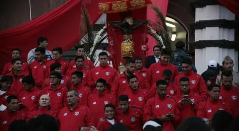 Los jugadores del Cienciano en la  procesión del Taytacha de los Temblores. FOTO: Melissa Valdivia