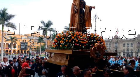 Feligreses en la Plaza Mayor de Lima a punto de misa en la Catedral
