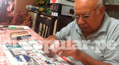 Abuelito intercambia figuritas con nietos y bisnietos para su álbum Panini