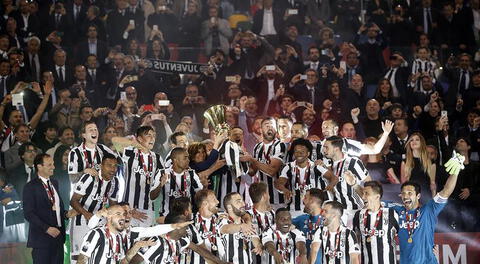 Los jugadores de la Juventus celebran su cuarto título consecutivo