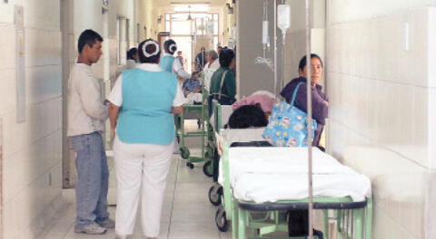 Uno de los pasillos del hospital de Collique, bajo alerta por caso de persona fallecida con síndrome Síndrome Guillain-Barré