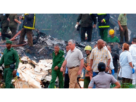 Presidente de Cuba llegó a lugar de la tragedia y expresó condolencias a familiares de víctimas