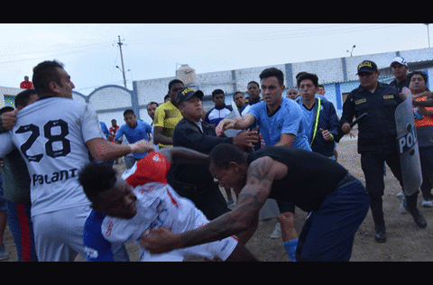 Galliqui se trenza a golpe con Agámez FOTO: La Industria