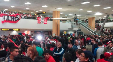 Selección peruana fue recibida por cientos de hinchas