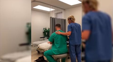 Enfermera se quita la ropa mientras atiende a un paciente en emergencia
