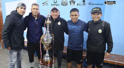 Edwin Retamoso (primero de izquierda) es el presidente del Retamoso en la Copa Perú.FOTO: Facebook FC Retamoso