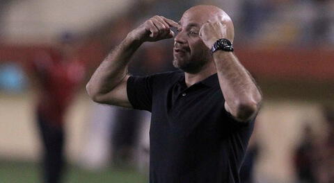 El técnico de Sport Rosario , Fernando Nogara piensa que lo quieren bajar