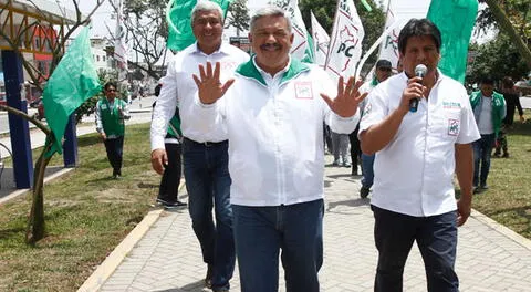 Alberto Beingolea realizó su cierre de campaña en Surquillo junto a Yola Polastri.