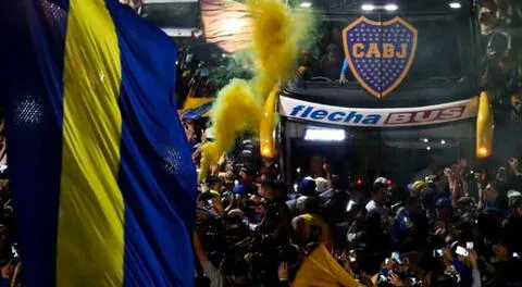 Hinchada Xeneize despidió a sus jugadores con un fantástico banderazo