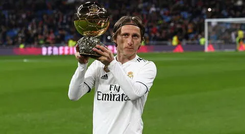 Modric ofrece el Balón a los hinchas del Madrid