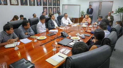 Foto de reunión de Produce en donde aparecer el congresista Roberto Vieira